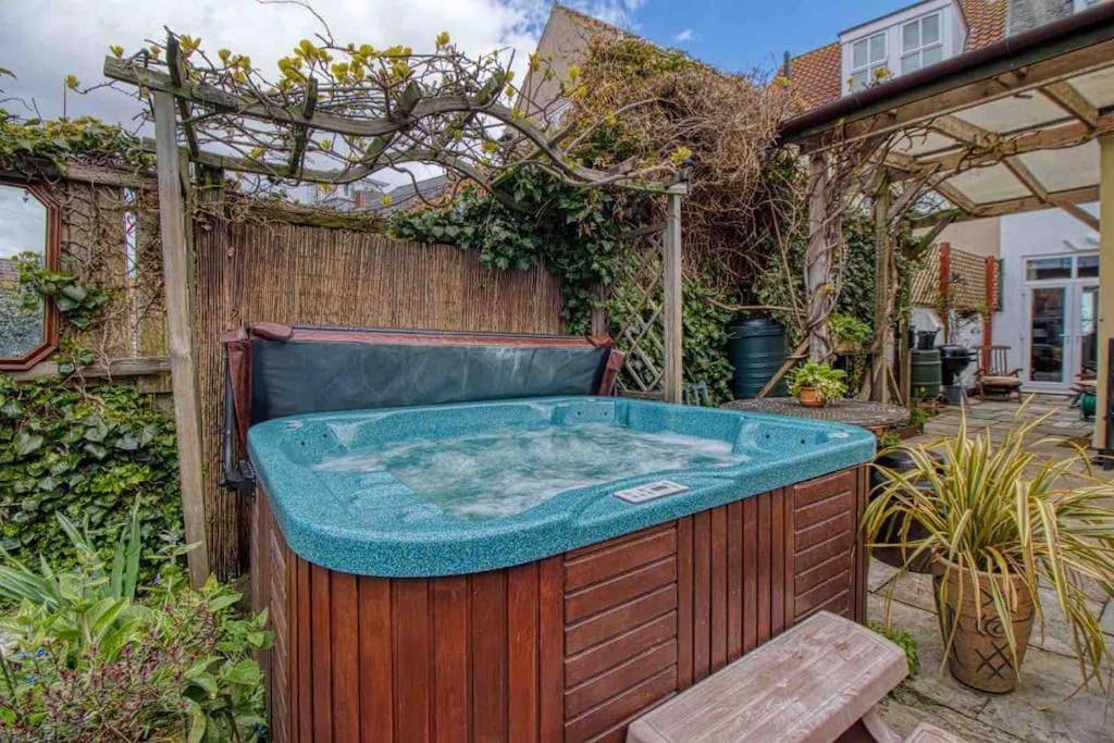 Large Character Home, Hot Tub, Beach 5 Min Walk Gorleston-on-Sea Exterior foto